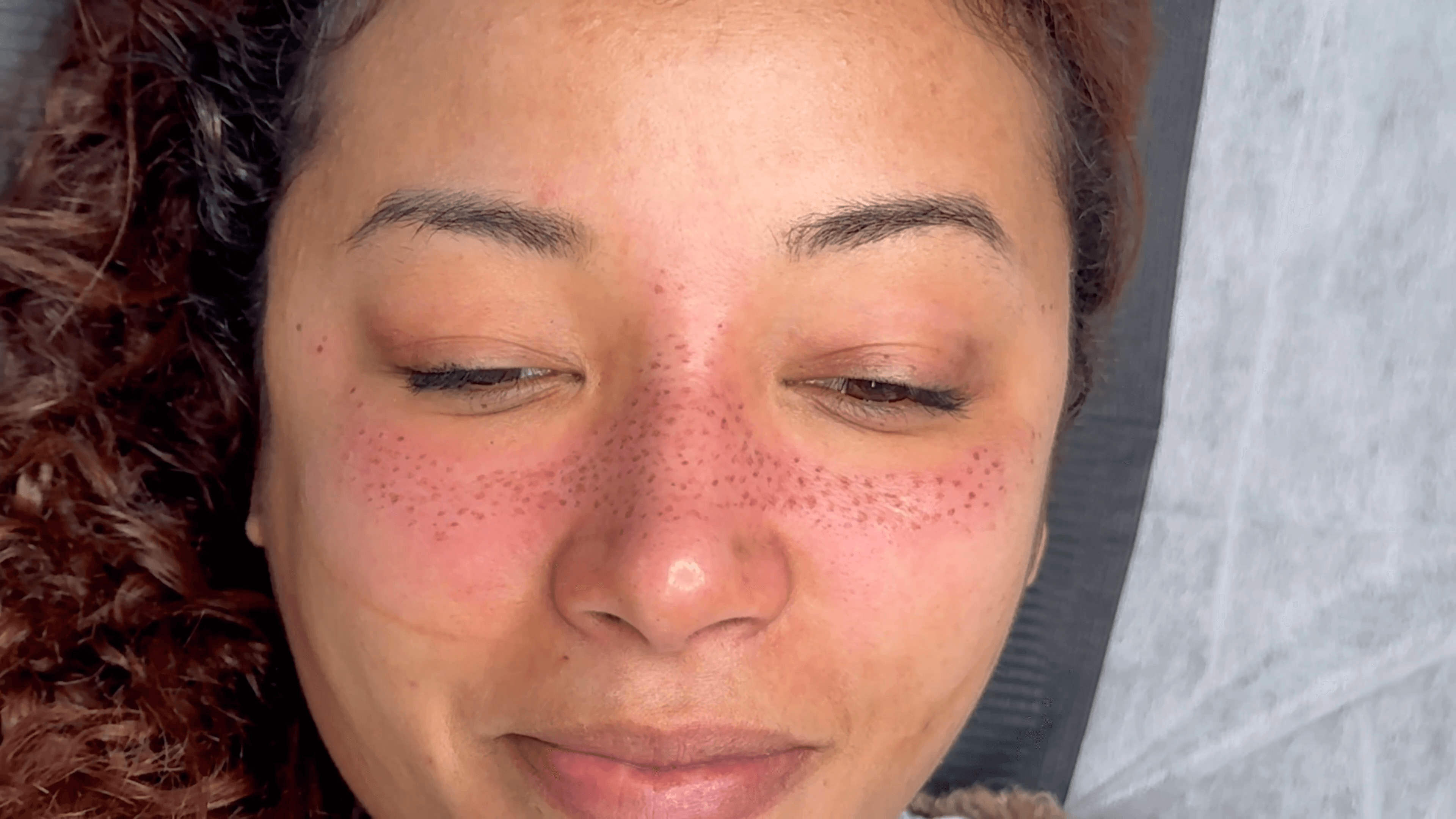 Résultat naturel d'un tatouage de taches de rousseur (faux freckles) sur le nez et les pommettes pour un effet bonne mine.