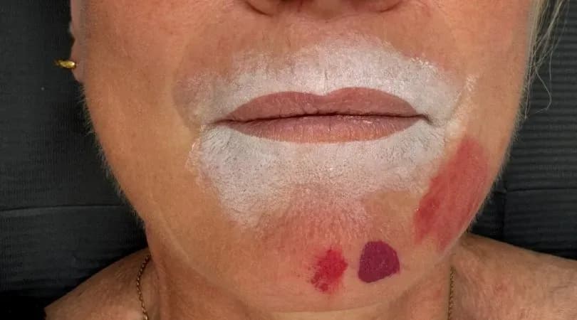 La praticienne teste les couleurs sur la peau pour valider le meilleur choix