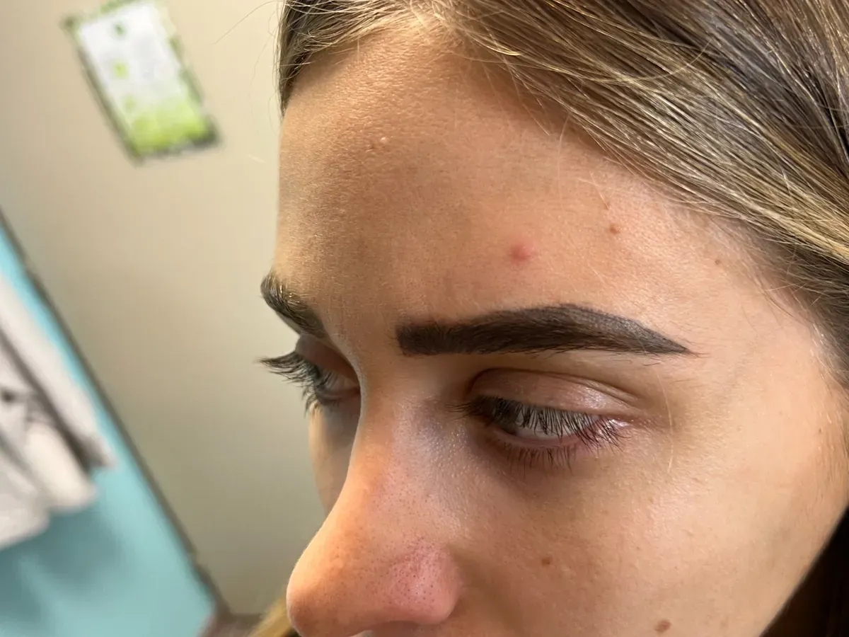 Microblading, dessen Striche verschwommen und dick geworden sind