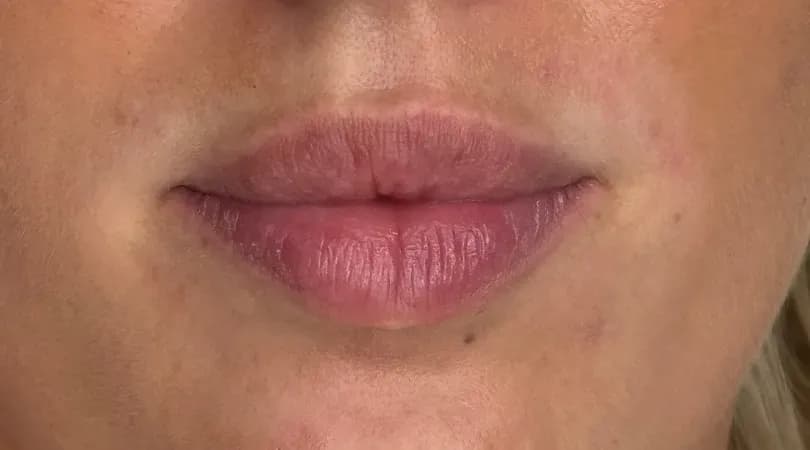 Helle Lippen vor einem 3D-Ombre-Verlauf