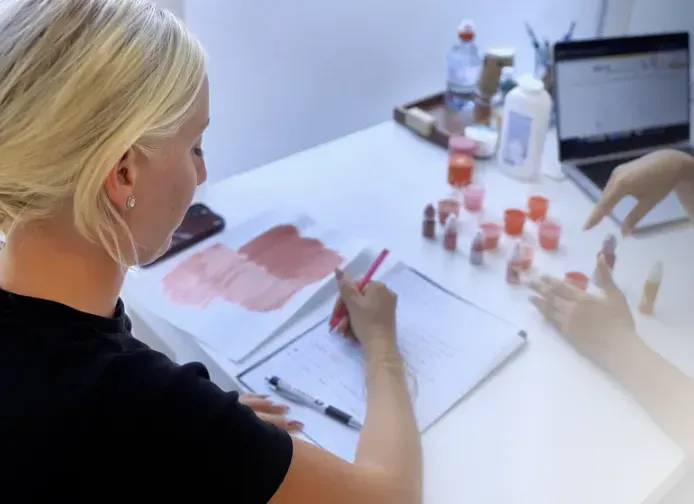 Una alumna en formación trabaja la colorimetría para elegir el color adecuado