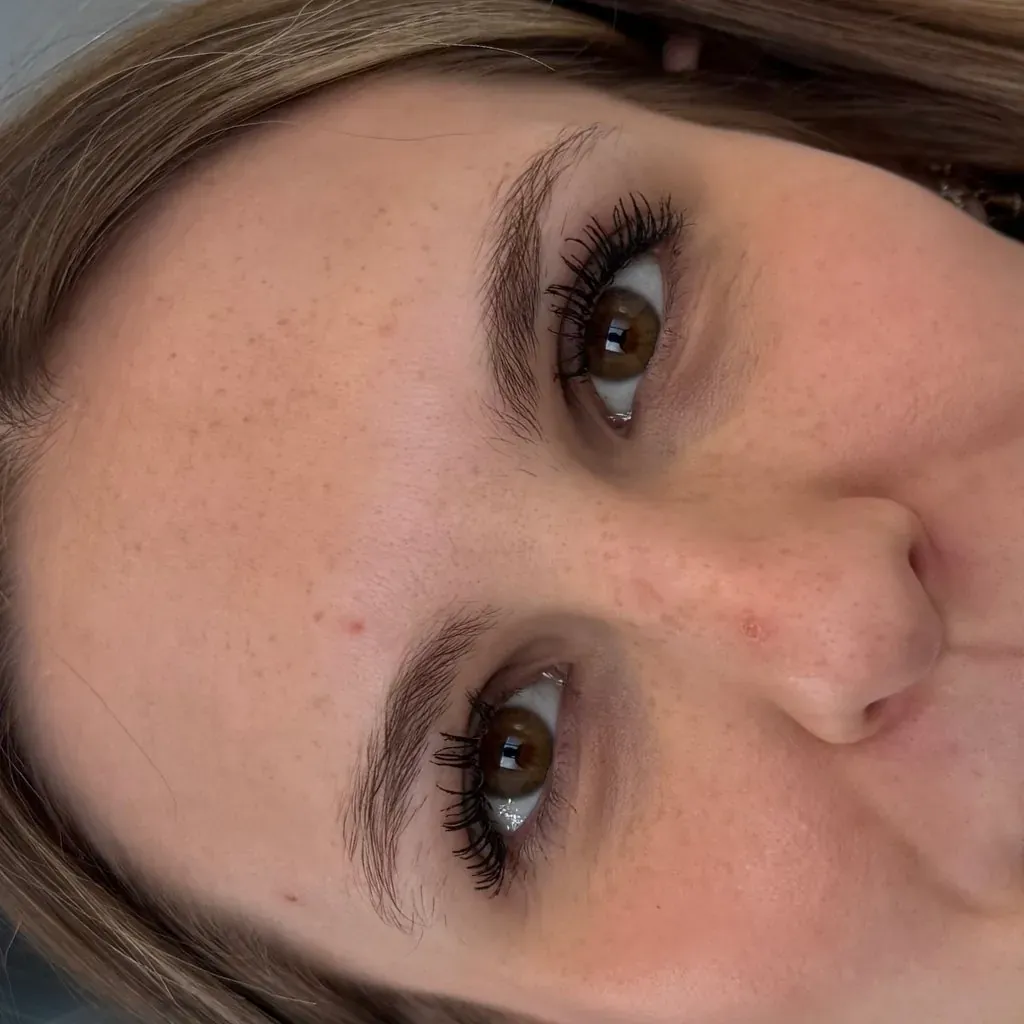 Eyebrows of a brown-haired client before powder brows