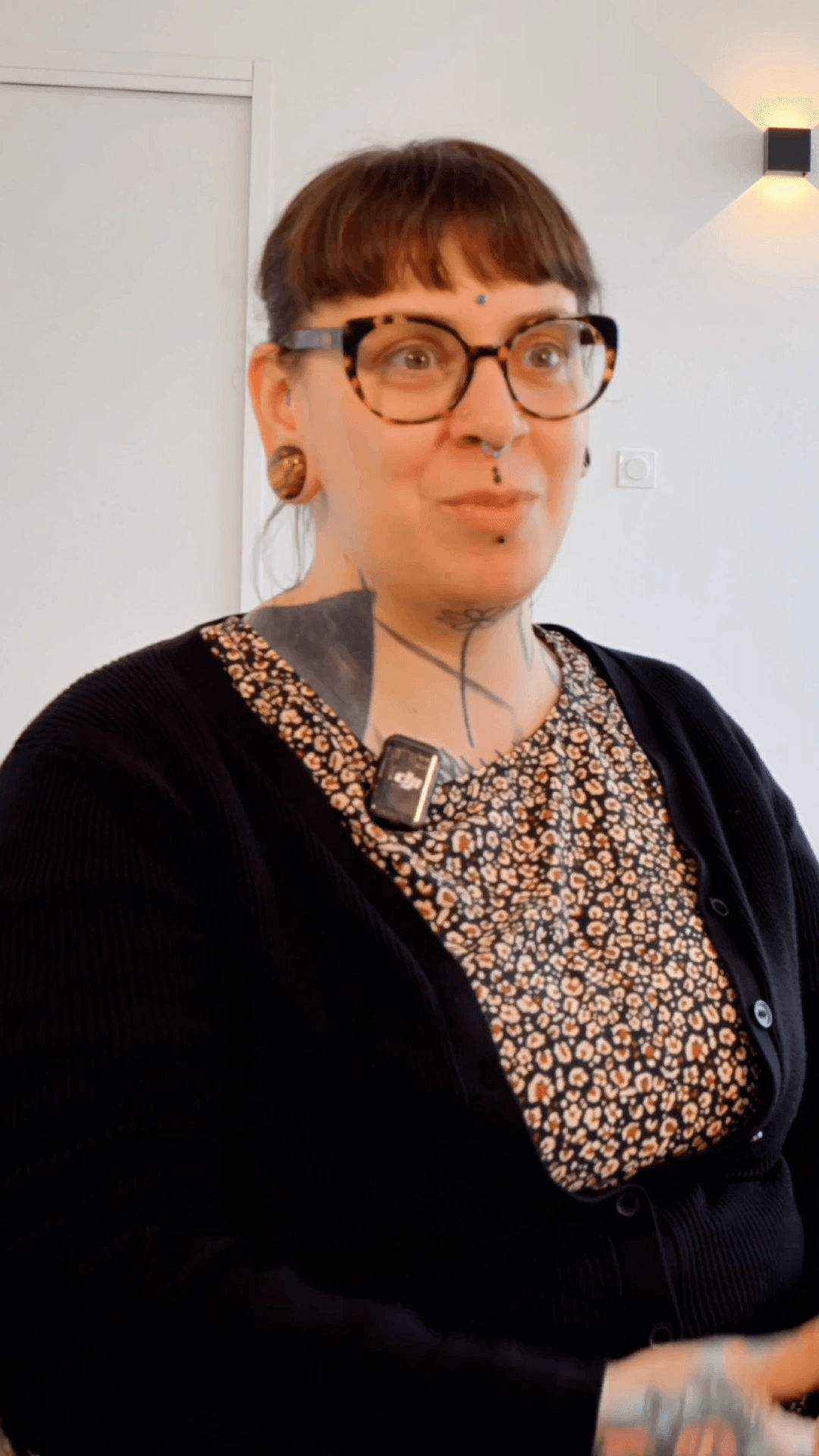 Extrait vidéo d'Alba Castoldi, élève rousse avec lunettes, après sa formation spécialisée en faux freckles.