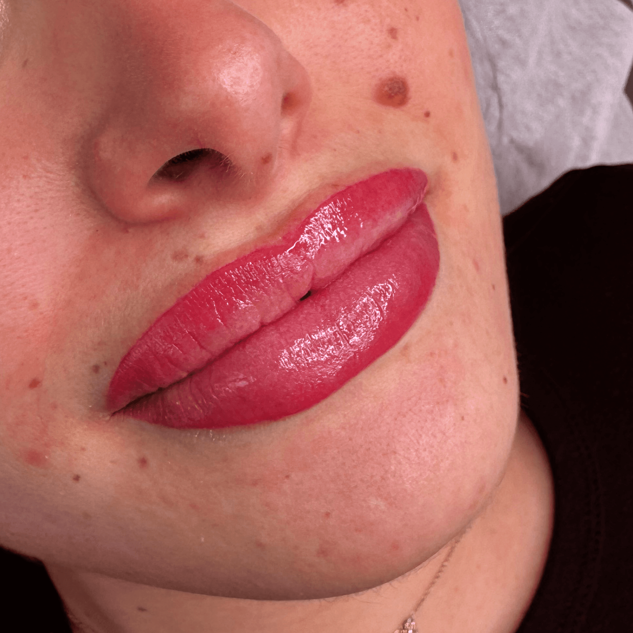 Maquillage permanent des lèvres technique Candy Lips affichant une couleur rose éclatante et une finition lumineuse sur une cliente de l'institut Habiba Med.