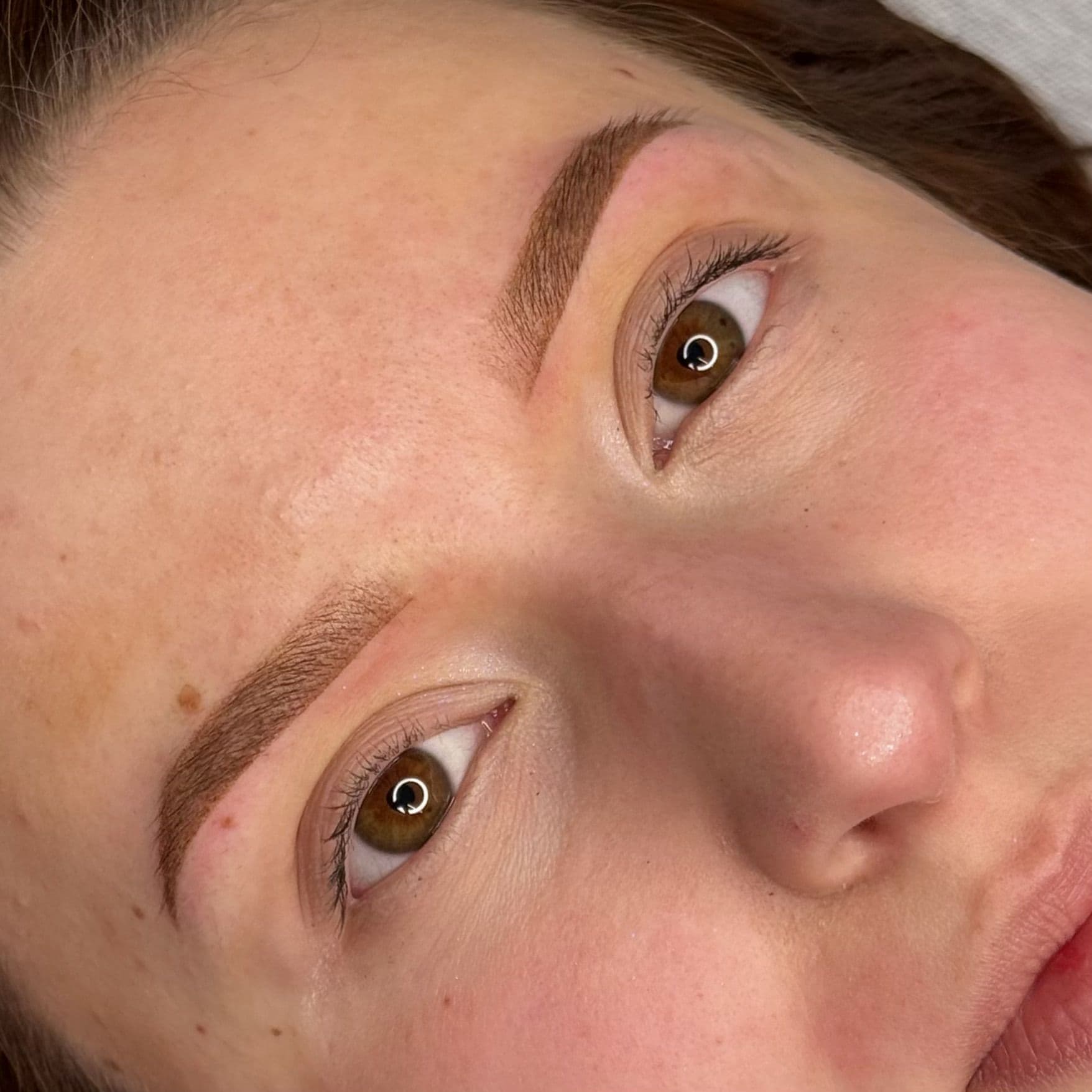 Dermopigmentation des sourcils semi-permanente marron moyen sur peau blanche, technique de microshading poudré ultra naturel chez Habiba Med.