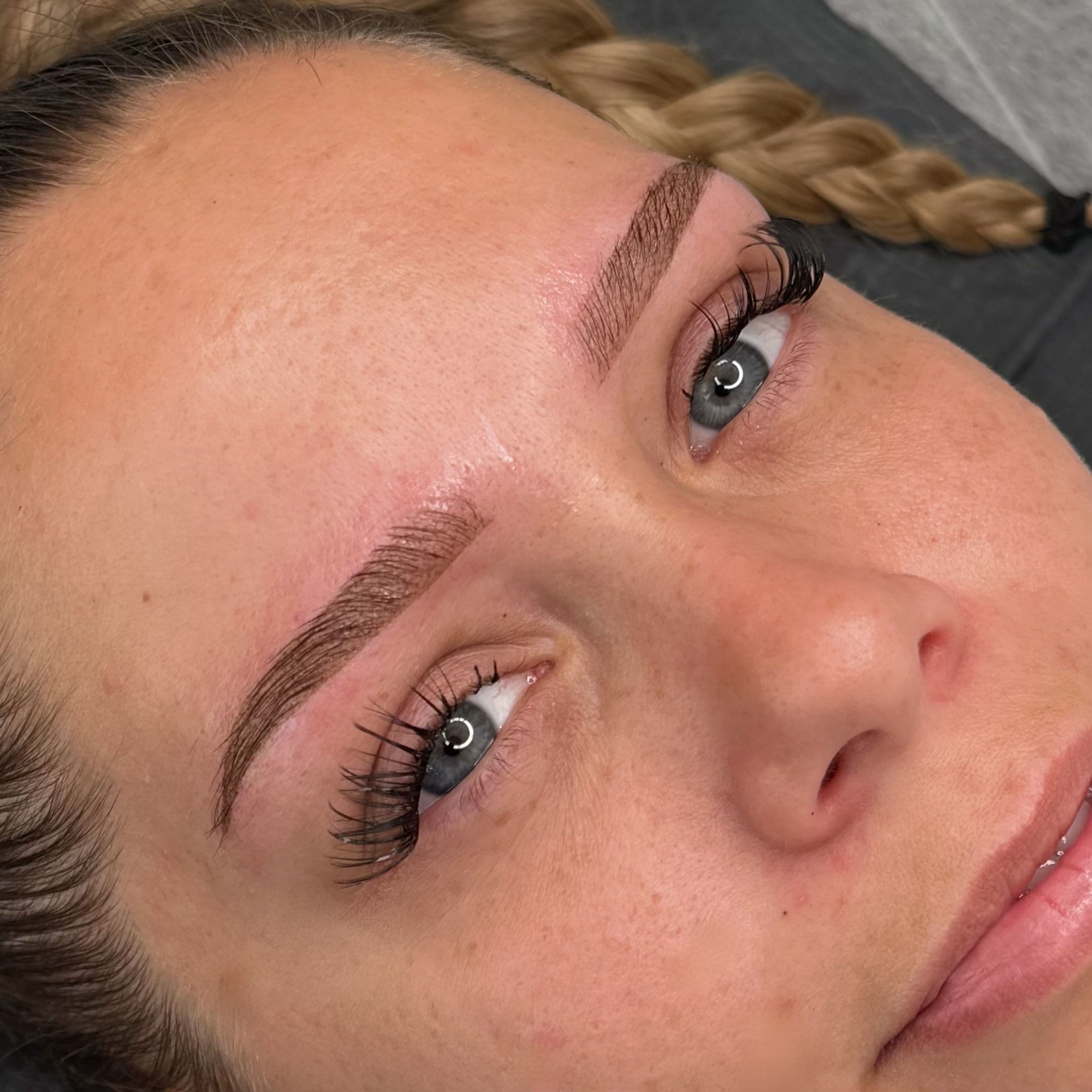 Tatouage des sourcils permanent effet powder brows châtain clair sur peau blanche, fini poudré très doux et naturel réalisé chez Habiba Med.