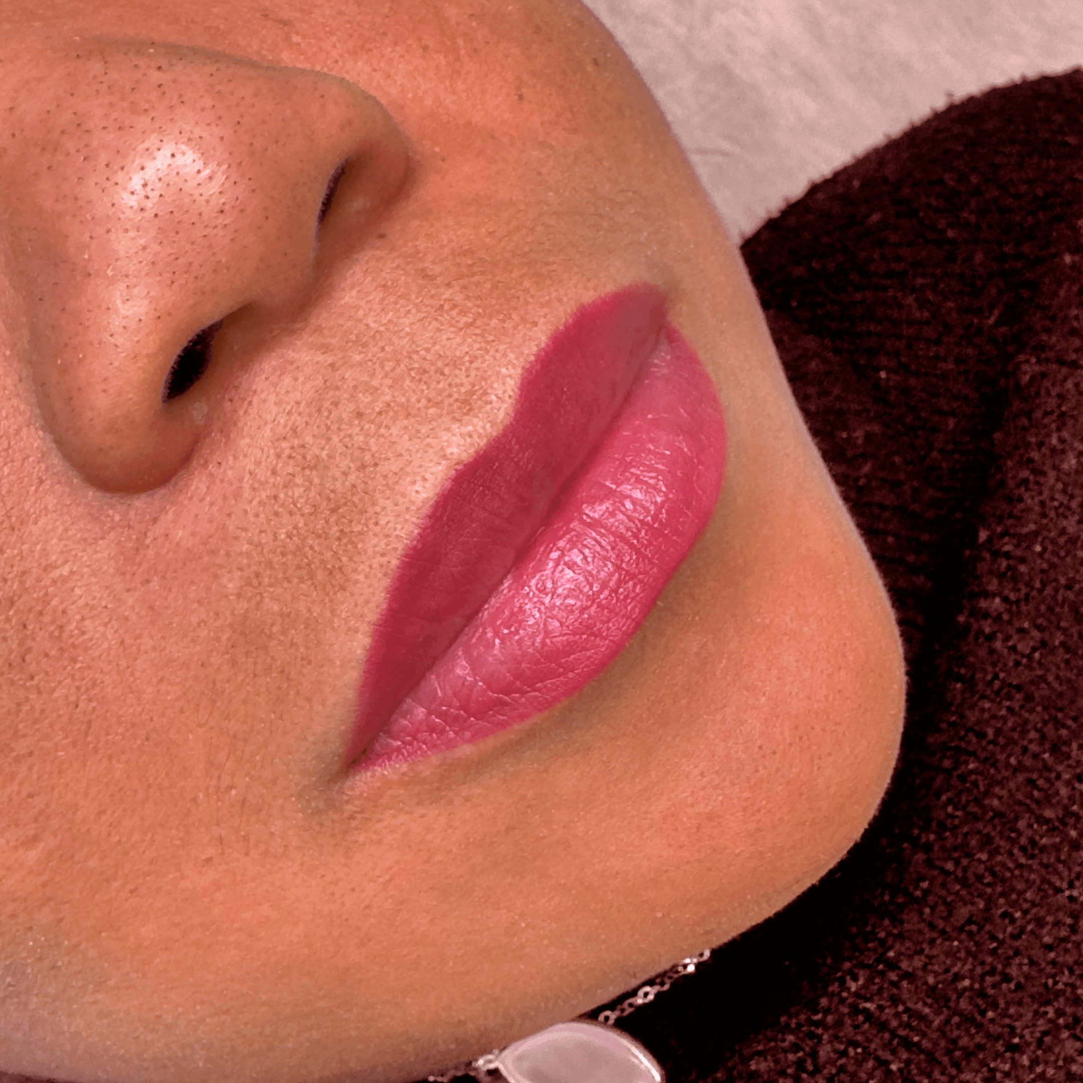 Résultat naturel de maquillage semi-permanent des lèvres Candy Lips avec une pigmentation rose douce pour sublimer la bouche en toute discrétion.