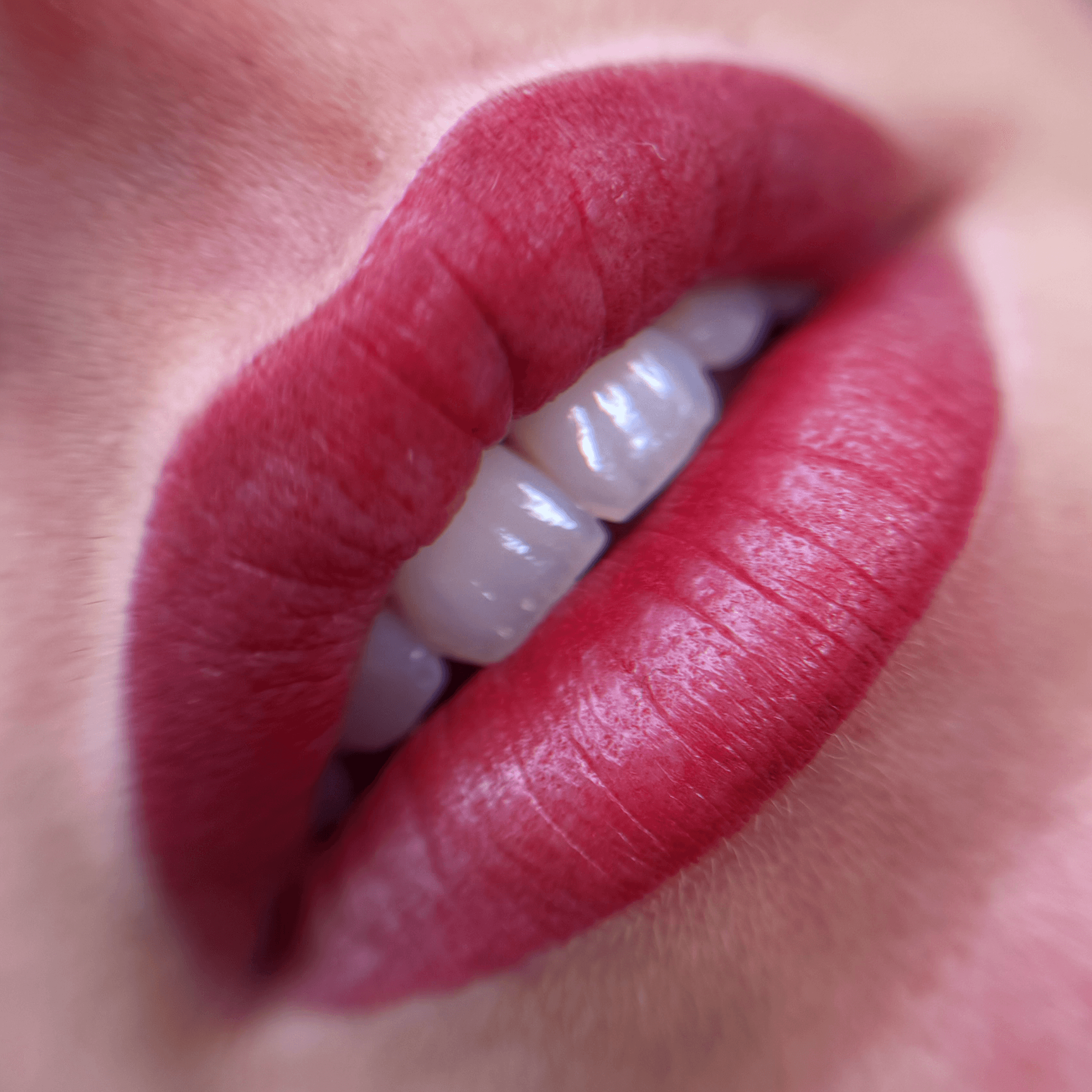 Pigmentation labiale semi-permanente avec effet Candy Lips d'une teinte rouge satiné pour une bouche redessinée avec précision par Habiba Med.