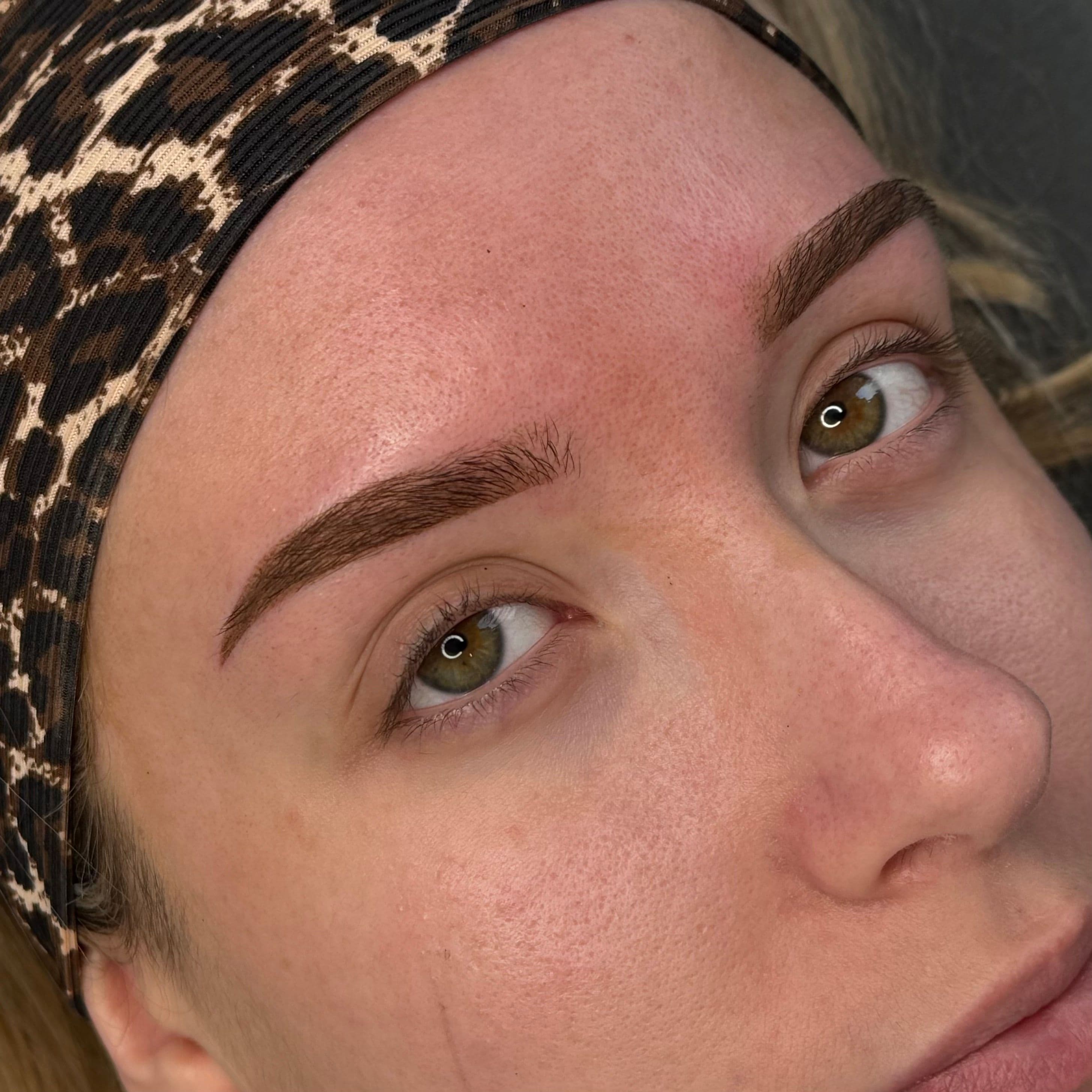 Maquillage semi-permanent des sourcils avec effet poudré naturel sur une femme aux yeux verts et peau claire, prestation signée Habiba Med.
