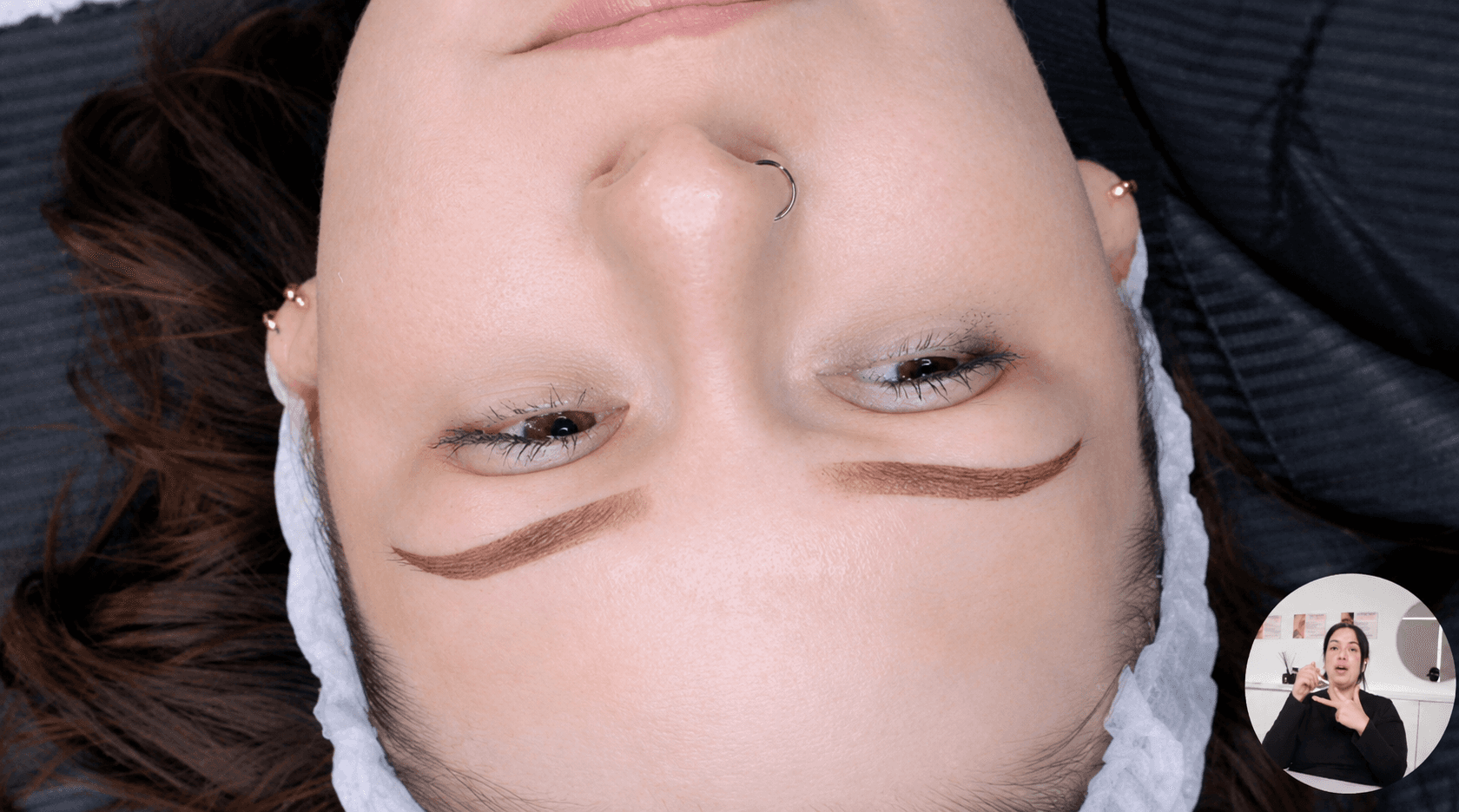 Ombrage microshading : dégradé effet poudré sur les sourcils