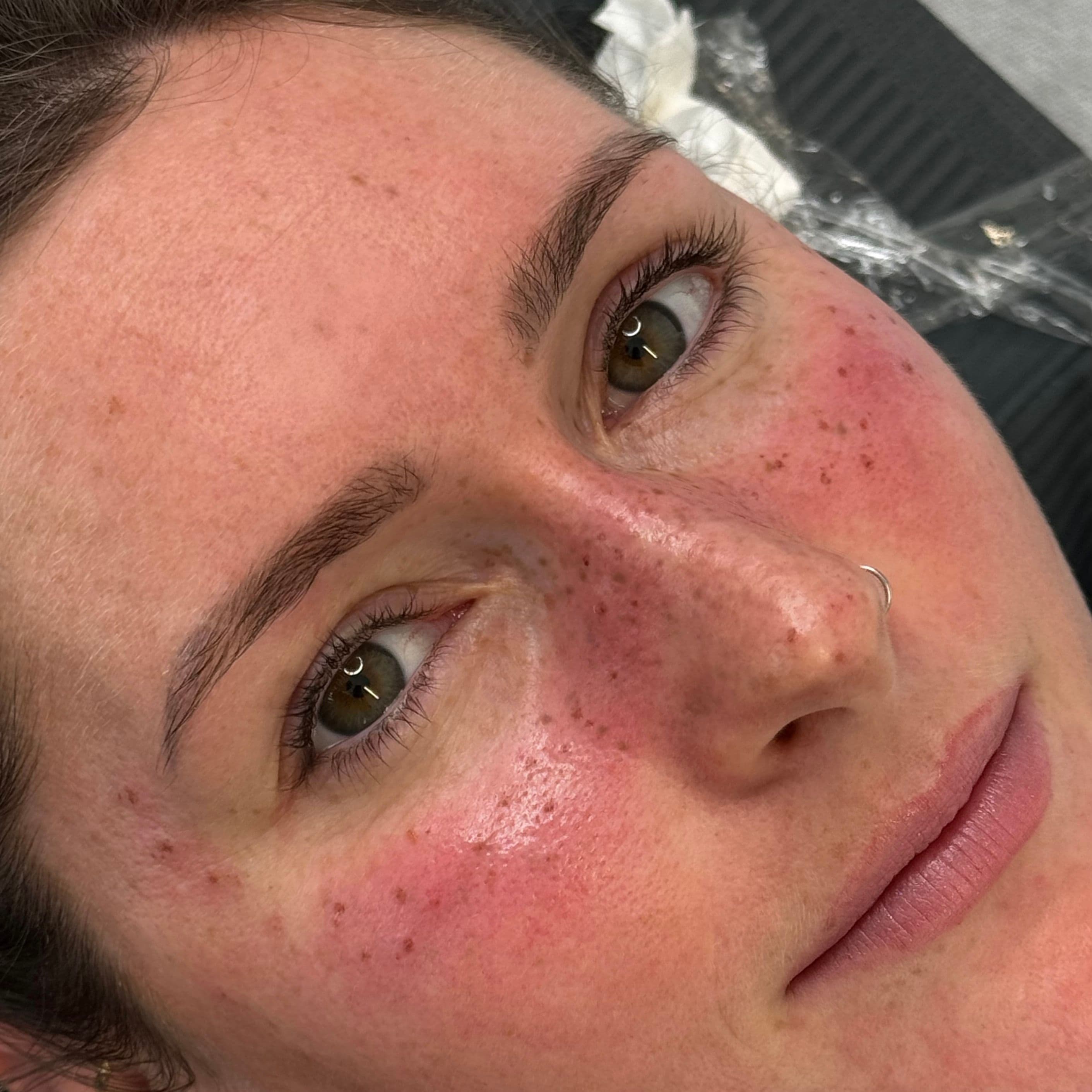Tatouage permanent de faux freckles (taches de rousseur) sur peau très claire, avec des pigments marron clair pour un rendu naturel et dispersé sur le nez et les joues par Habiba Med.