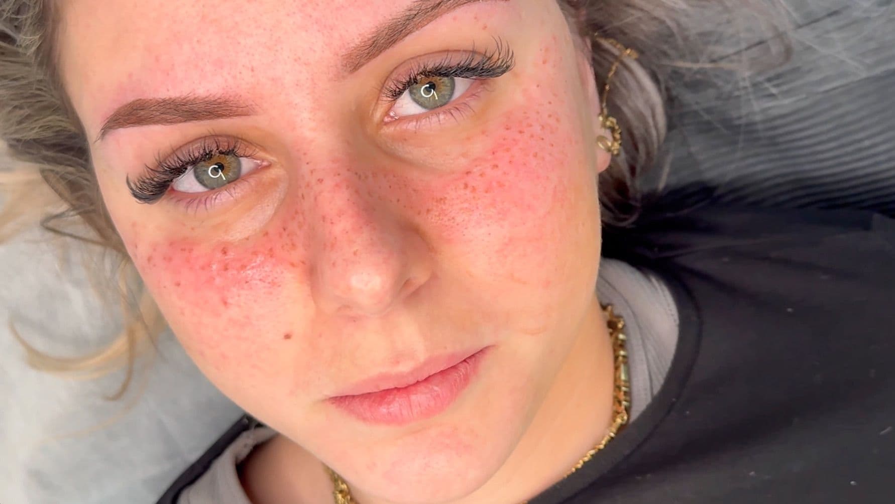 Tatouage semi-permanent de faux freckles très subtils avec pigments clairs (blonds/roux) sur peau très claire, pour un effet "no makeup" ultra naturel par Habiba Med.