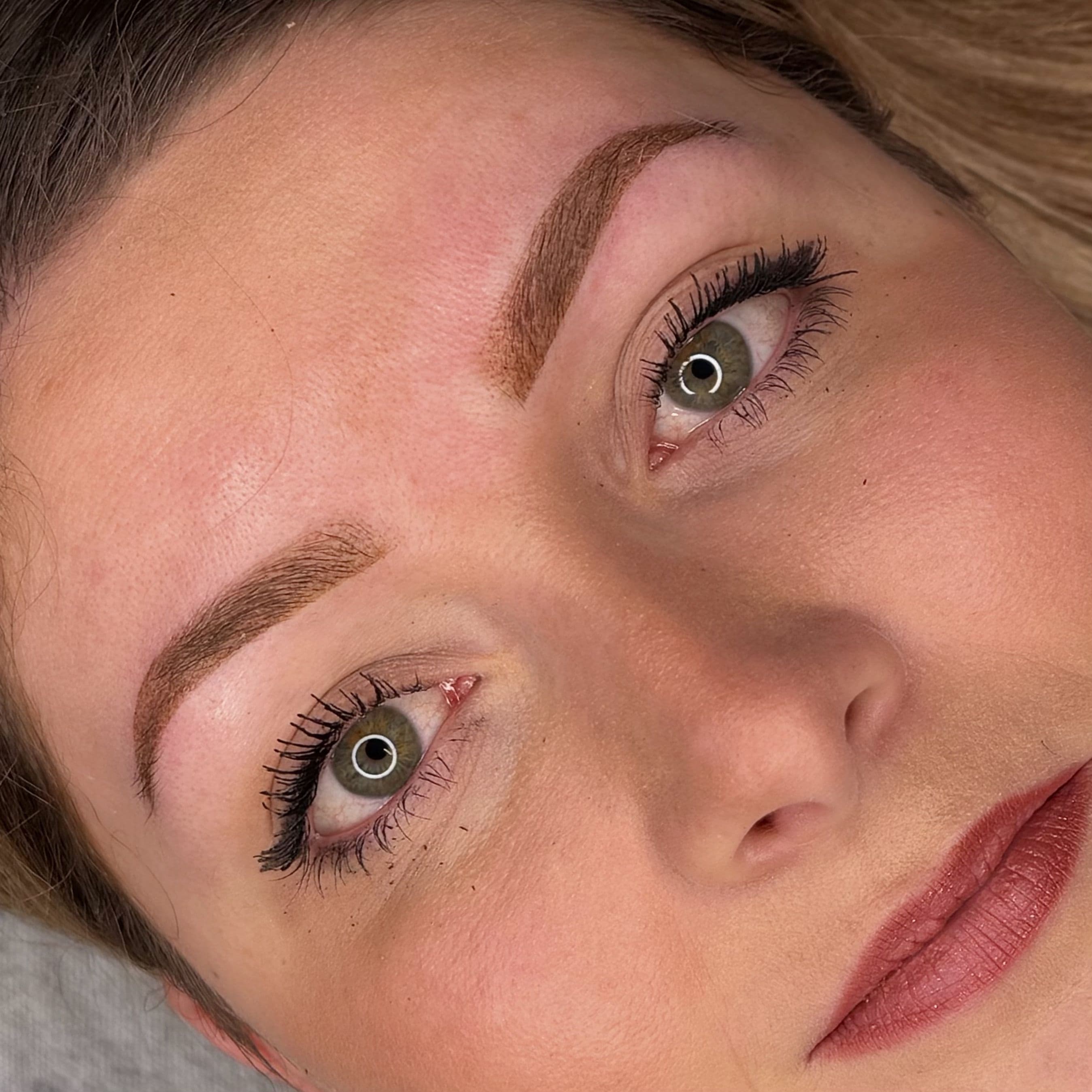Tatouage des sourcils permanent powder brows marron chaud sur peau claire, pigmentation uniforme et équilibrée réalisée par l'experte Habiba Med.