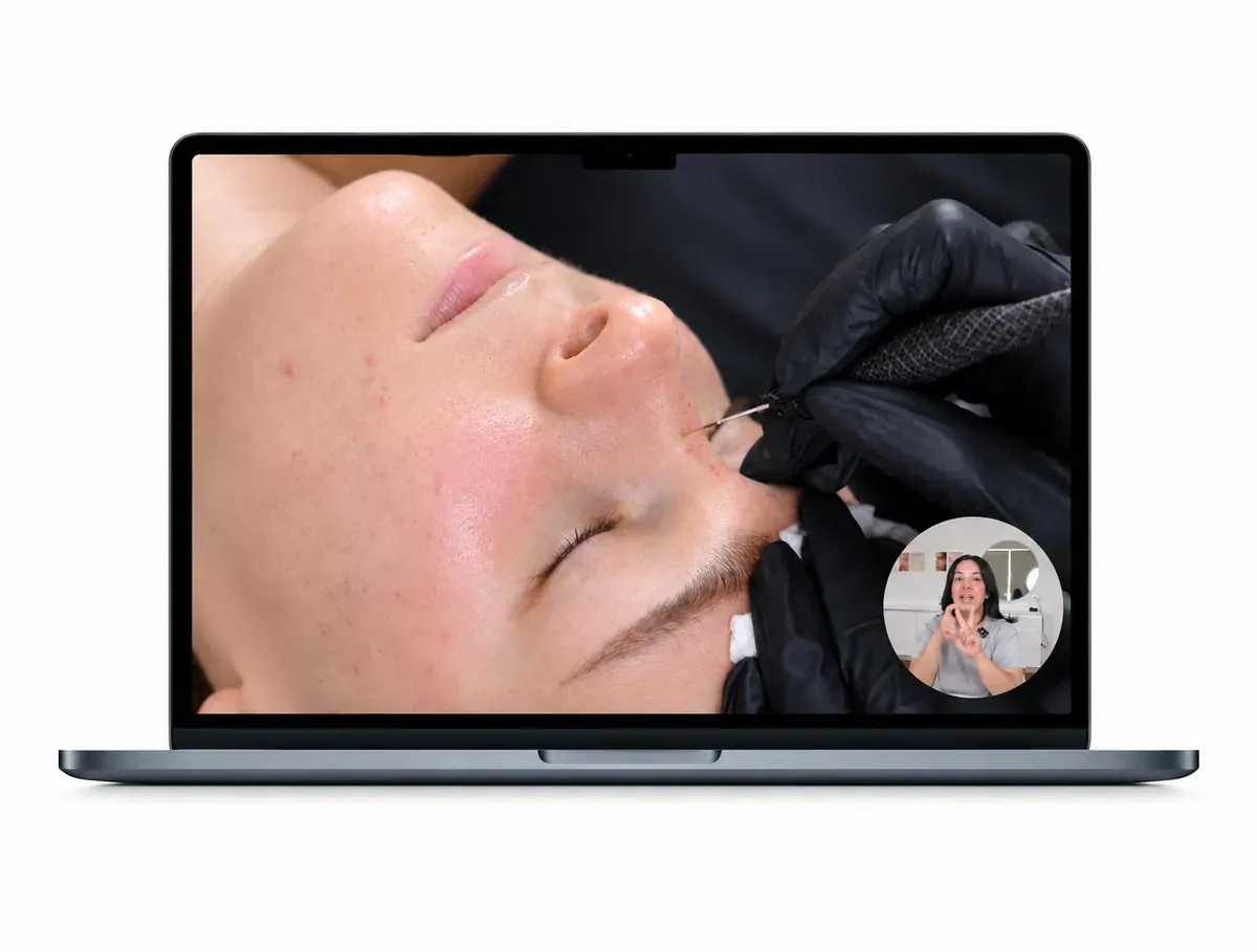 El curso online de pecas tatuadas, en un ordenador