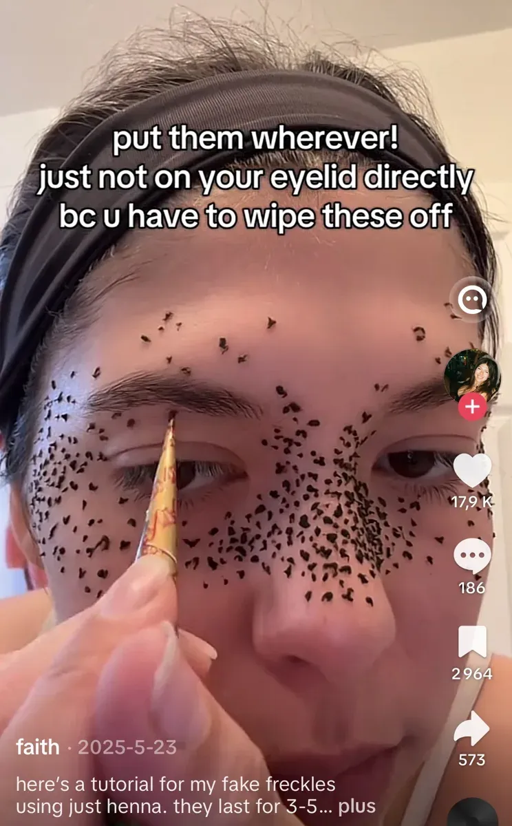 The TikTok trend: freckles drawn on with henna