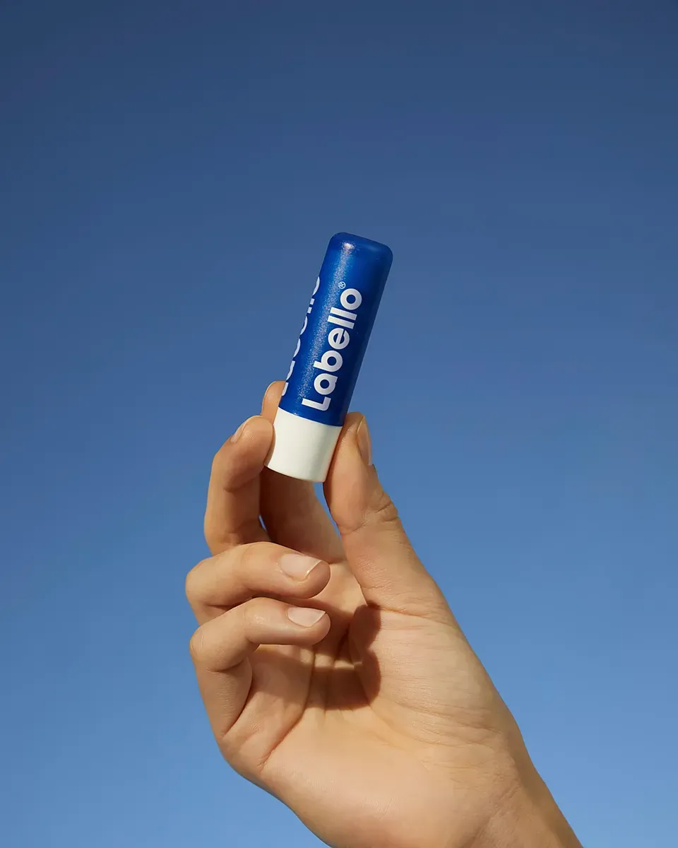 A lip balm stick: a format to avoid for moisturizing tattooed lips