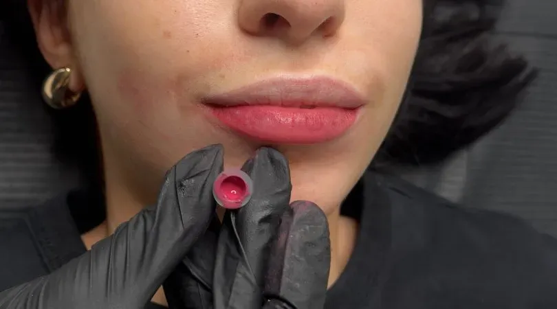 Durante la sesión: el labio inferior está hecho, el superior todavía no