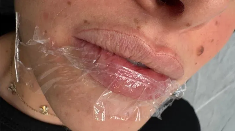 A thin, subtle outline that follows the lip