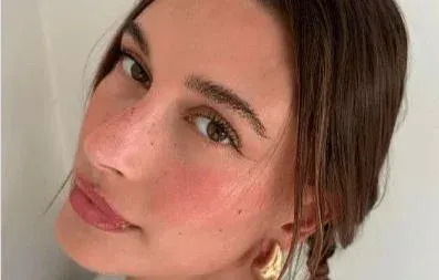 Die Inspiration: Sommersprossen auf der Nase, im Hailey-Bieber-Stil