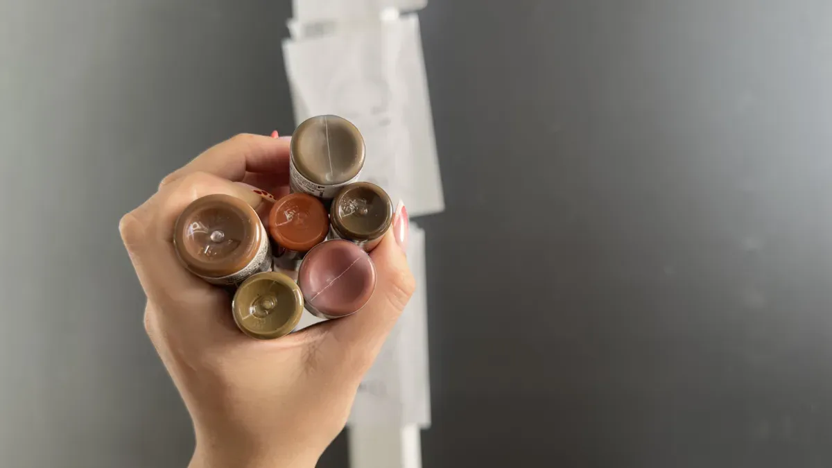 Pigments in hand: the color theory lesson teaches you to understand them