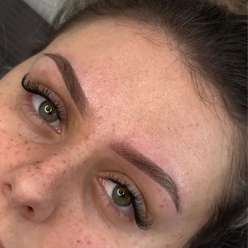 Zarte Powder Brows bei einer aschblonden Kundin