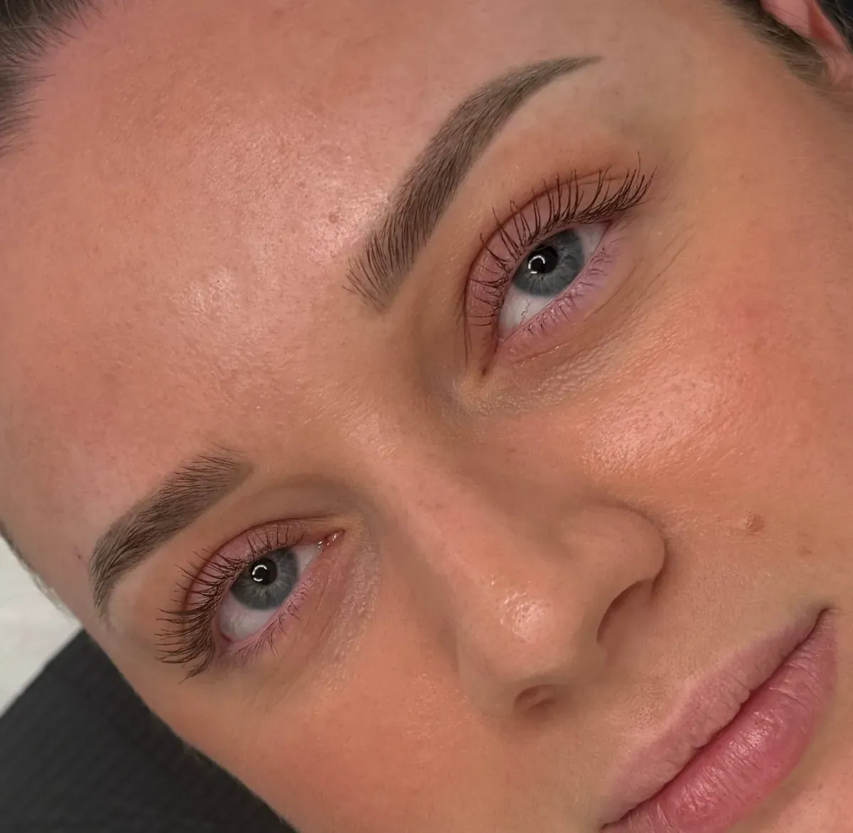 Abgeheilte Powder Brows bei aschbraunem Haar