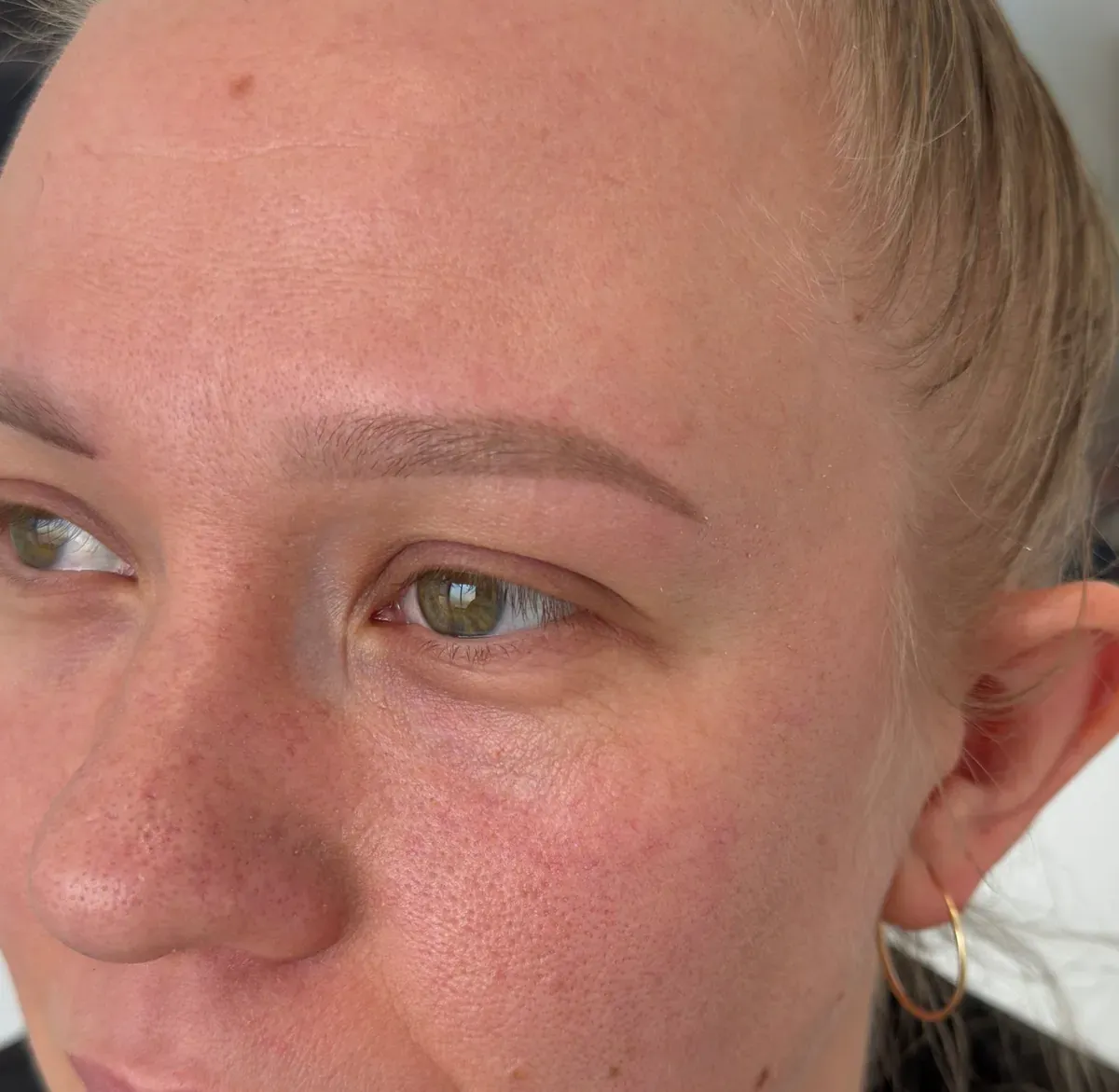 Blonde Kundin, Powder Brows 18 Monate später abgeheilt