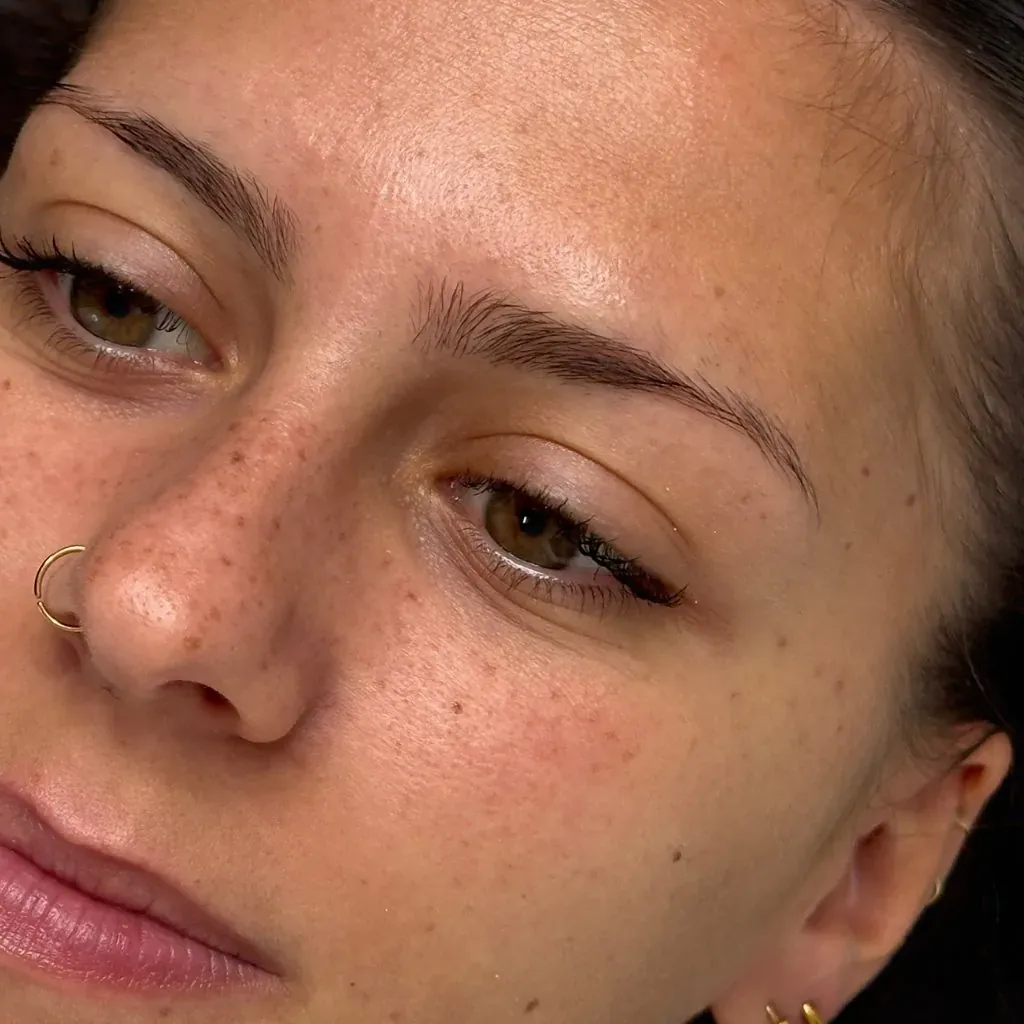 Nahaufnahme der Augenbrauen vor den Powder Brows