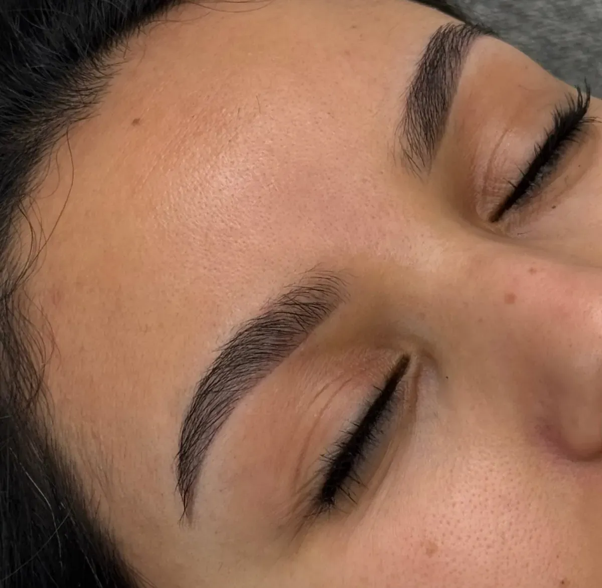 Abgeheilte Powder Brows bei einer Brünetten
