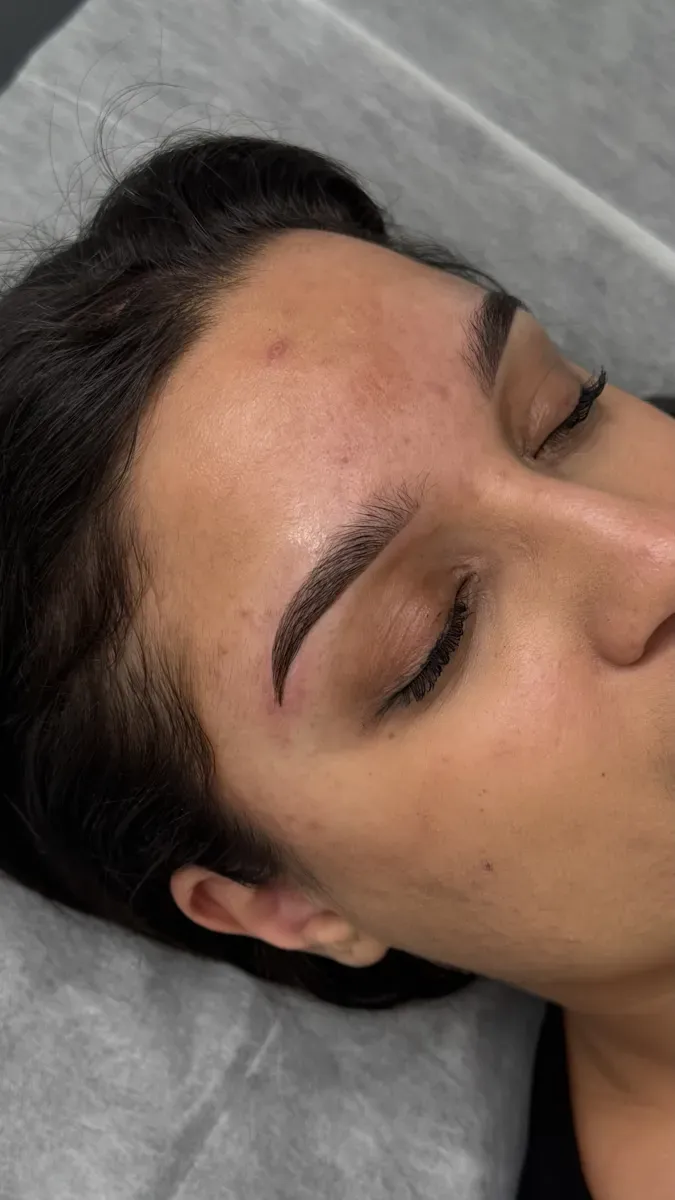 Powder Brows oder Microblading: Augenbraue mit Puder-Effekt
