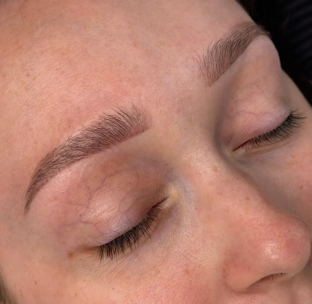 Abgeheilte Powder Brows bei kupferbraunem Haar