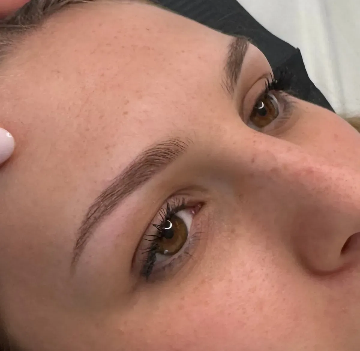 Abgeheilte Powder Brows bei einer Dunkelblonden