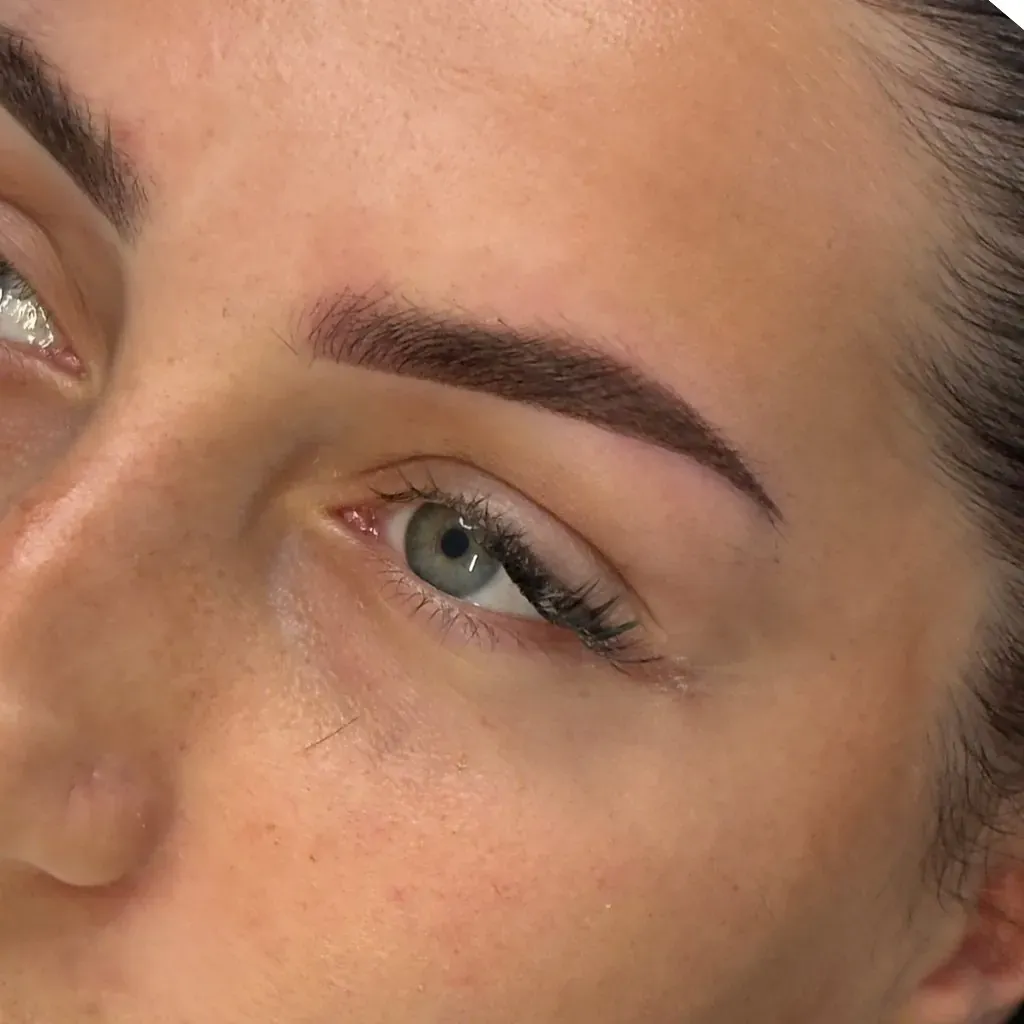 Powder Brows mit intensivem Effekt bei einer dunkelbrünetten Kundin