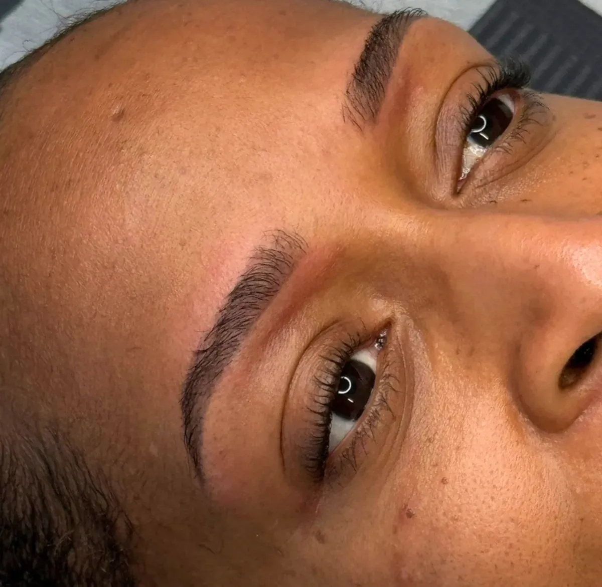 Abgeheilte Powder Brows auf dunkler Haut