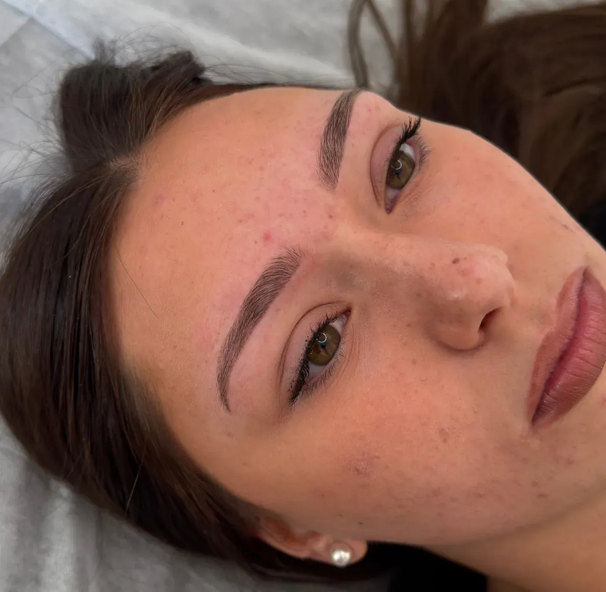 Kundin mit hellbraunem Haar, Powder Brows 18 Monate später abgeheilt