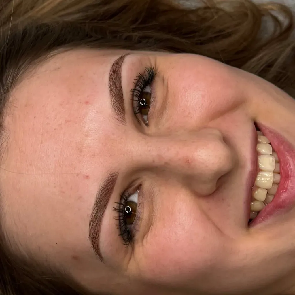 Tattooed eyebrows: shape and color