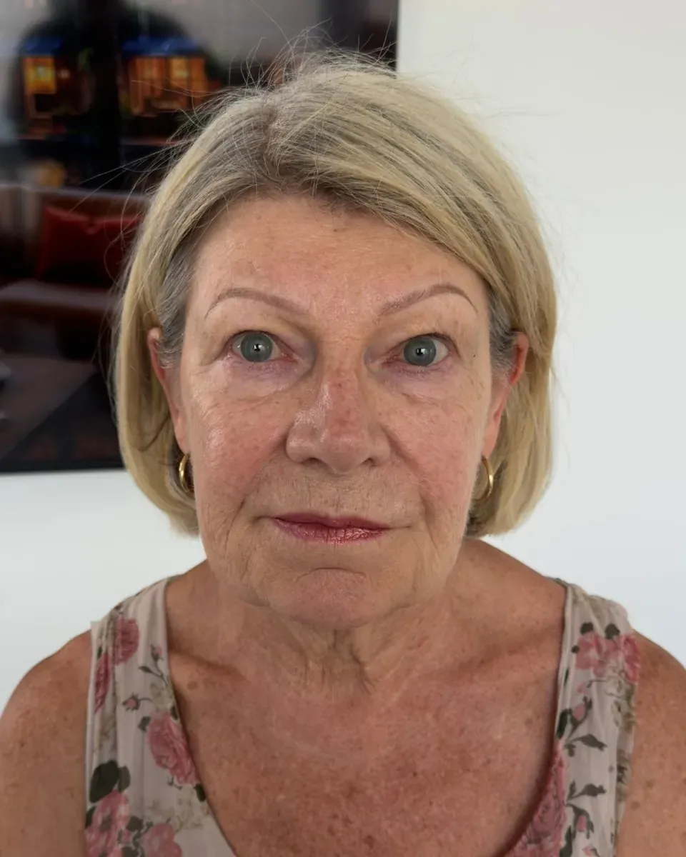 Reife Kundin mit grauweißen Haaren, Powder Brows 2 Monate später abgeheilt