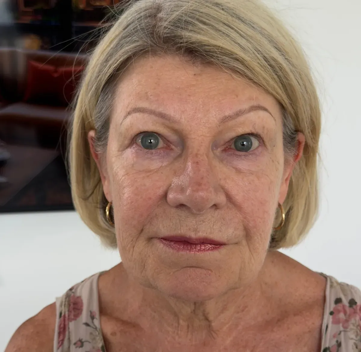 Kundin mit reifer Haut, abgeheilte Powder Brows