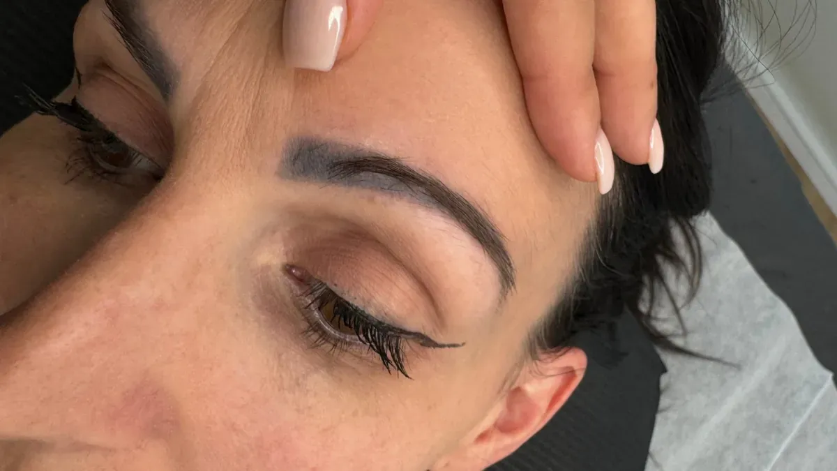 Blau gewordene Powder Brows: Laserentfernung notwendig