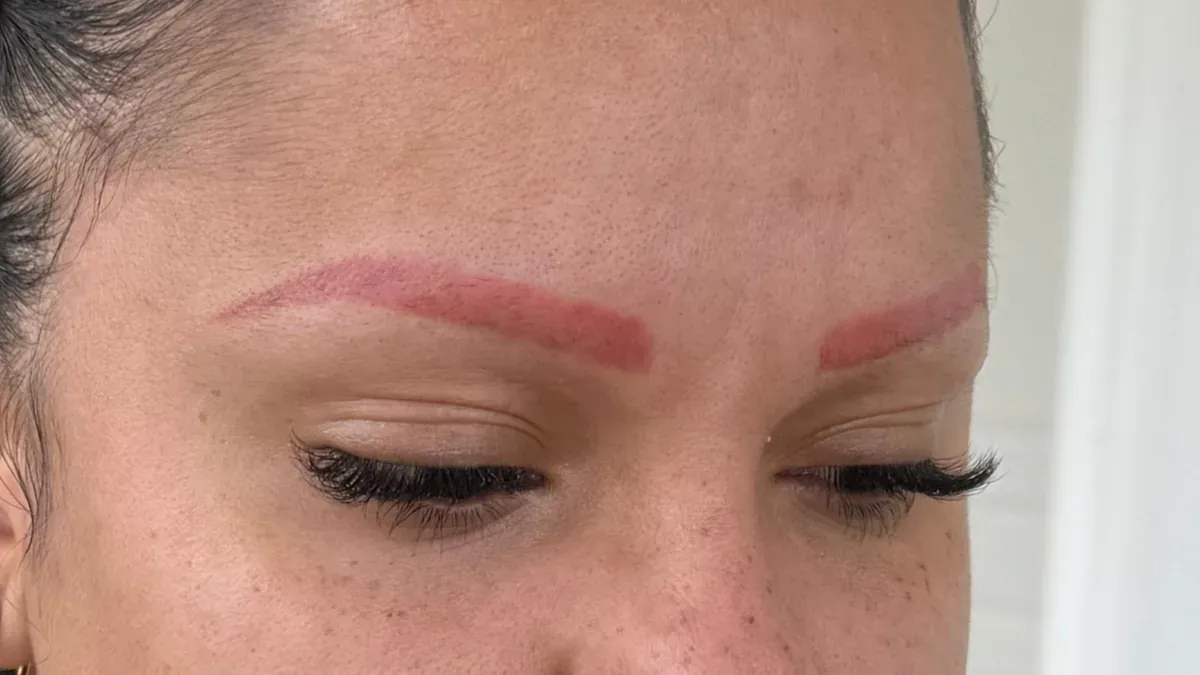 Powder brows turned orange: manual removal required